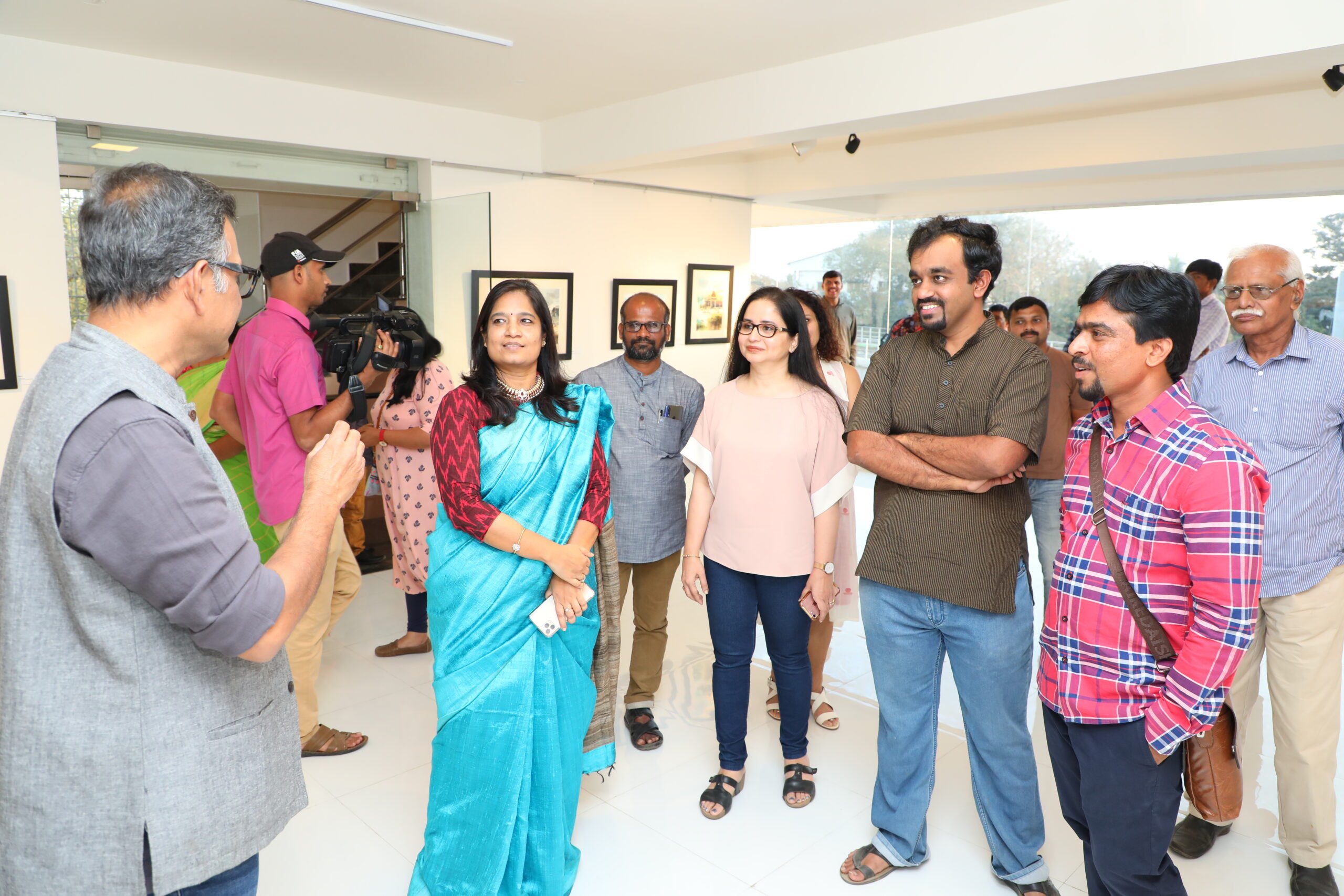 Gurudas Shenoy appreciating the art by Manjunath wali